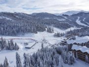 Kolašin Ski Apartment is part of a hotel, located directly on the slopes of Kolasin 1600 Ski Resort. This is the first ski-in & in