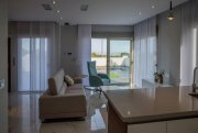 Orihuela Costa ZEITGENÖSSISCHE VILLA NEBEN DEM GOLFPLATZ. . Zeitgenössische Villa neben dem exklusiven Golfplatz Villamartín mit Blick . 