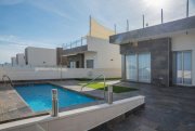 Orihuela Costa ZEITGENÖSSISCHE VILLA NEBEN DEM GOLFPLATZ. . Zeitgenössische Villa neben dem exklusiven Golfplatz Villamartín mit Blick . 