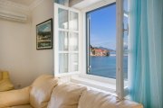 Sveti Stefan Modernly equipped apartment, adapted for a comfortable and pleasant family vacation. The luxuriously equipped living room opens