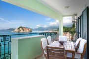 Sveti Stefan Modernly equipped apartment, adapted for a comfortable and pleasant family vacation. The luxuriously equipped living room opens