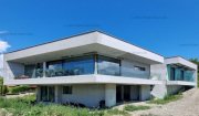 Szentendre Szentendrén 384 nm-es, új építésű, modern, panorámás családi ház eladó.

Telek mérete: 2455 nm.

Az ingatlant saját