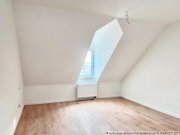 Dresden Frisch renovierte 2 Zi. Dachwohnung, Offene Küche, Balkon, Bad mit Wanne, Neuer Bodenbelag! Wohnung mieten